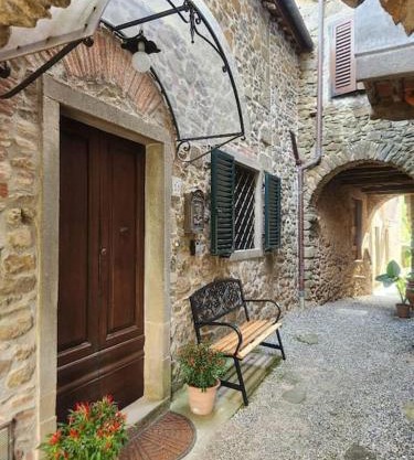 Casa dell 'Vista Gorgeous Remodeled Stone Country House in Rural Northern Tuscany
