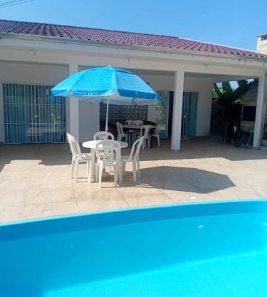 Casa em Guaratuba com piscina
