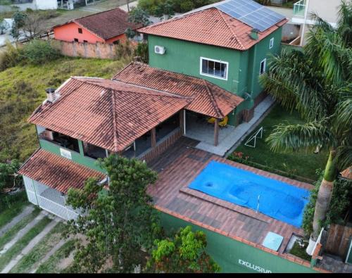 Casa familiar com piscina Penedo RJ