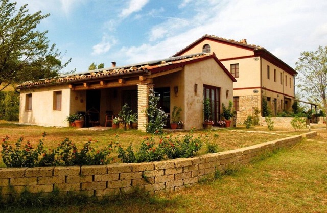 Casa- Montale, 5/5 House Capana, typical country house, gr. Pool, secluded location, panoramic views