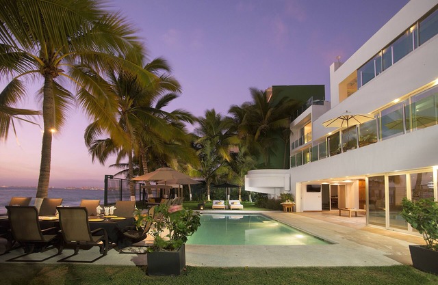Casa La Playa, a 6 Bedroom FULLY STAFFED, MODERN BEACHFRONT VILLA, Walk to Town