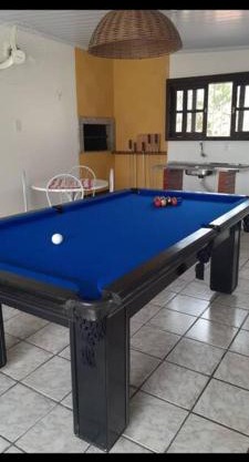 Casa Marron com vista para o mar, com mesa de Sinuca - 2 Km Centro