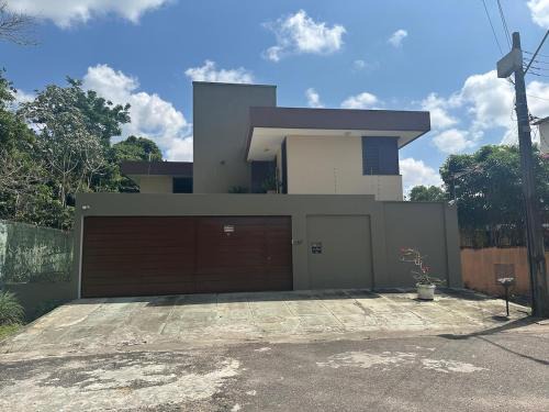 Casa moderna com vista para floresta