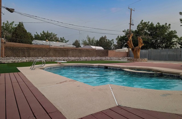 Casa Preciosa 4-Bedroom house with inground Pool, WiFi, AC, and washing machine.