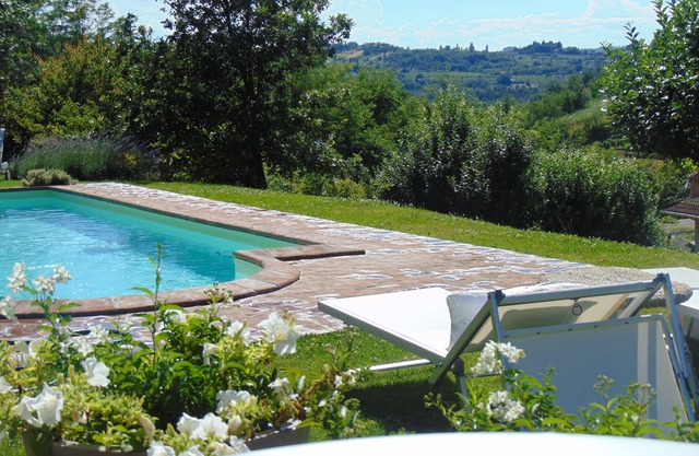 CASCINA BURRONI Old farmhouse from the 1600s among nature . wines . good food and swimming pool
