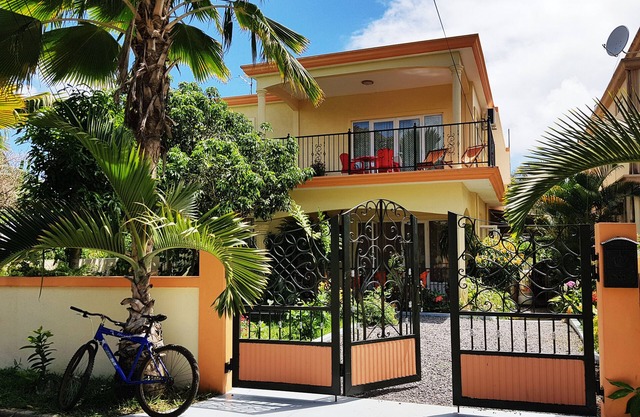 Case Latanier : One bedroom, living room, private kitchen and balconies.