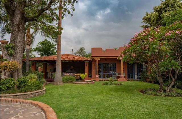 Casita on 1/2 acre of flora beauty. Two arms, , wifi, access to kitchen and TVn