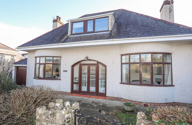 CASITA, pet friendly, with open fire in Benllech