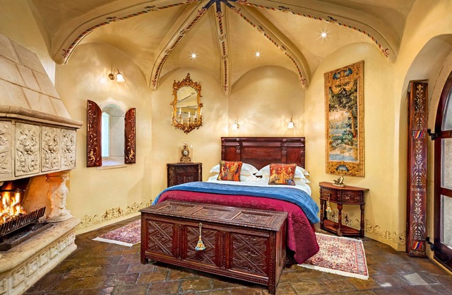 Castle Keep- Exceptionally Romantic Escape for 2 with open log fire.