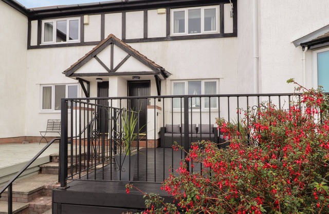 CASTLE VIEW, pet friendly, country holiday cottage in Deganwy