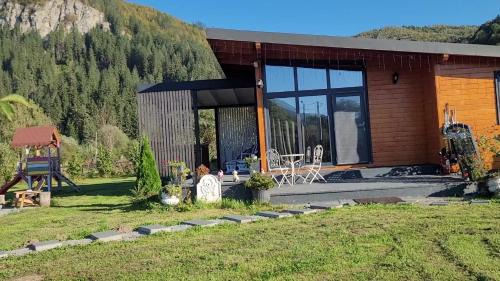Casuta de sub stanca Apuseni,hot tub inclus