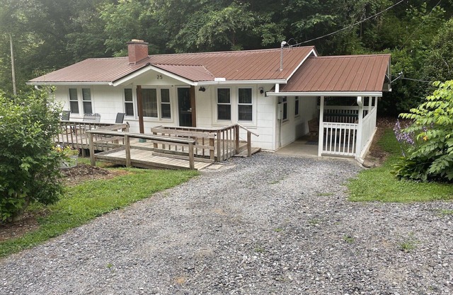 Catch N Relax- River Access, Large Yard, Fiber Wifi, Fire Pit & Late Checkout!