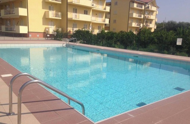 Caulonia Marina apartment with AC & swimming pool only 5 minutes to the beach!
