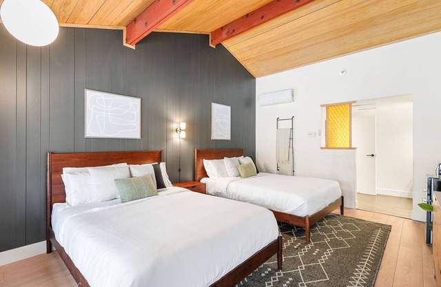 Cave Springs Resort Hotel Room 9 (Visit Mt Shasta)