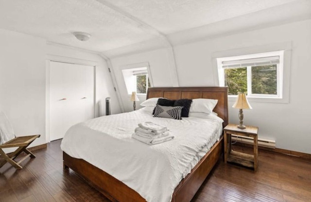 Cedar Creek: 2BR, King Bed, Pet-friendly