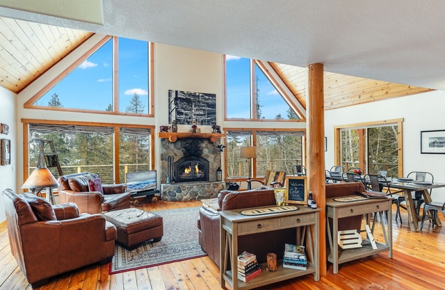Cedar View Lodge- Scenic Sandpoint area mountain home, in secluded location.