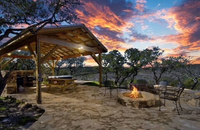 Cedar Vista-Rustic Luxury INCREDIBLE VIEWS! Hot Tub, Fire Pit, 2 bedrm/2 bath