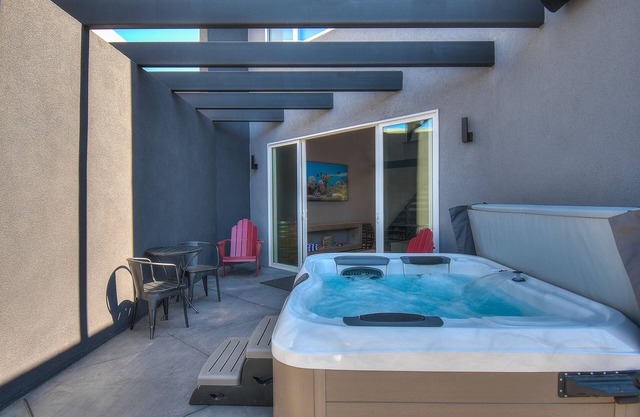 Cellar 74: New Modern Wine Casita w/Hot tub