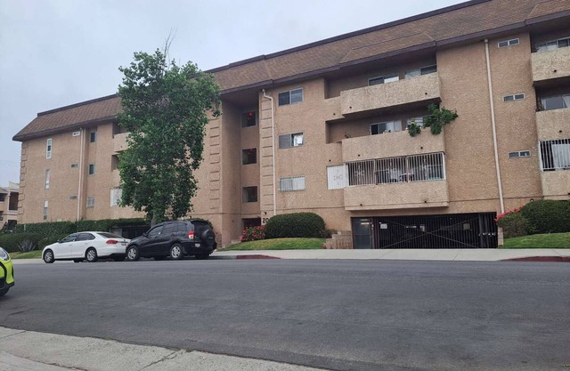 Center located in Los Angeles, 2 bedroom 2 baths, close to everthing