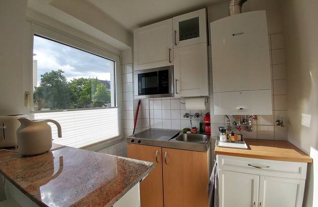 Central location, facing the city park. Bright and cosy studio apartment.