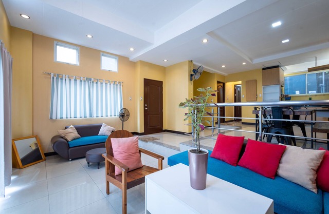 Central Location in Metro Manila- 6 BR 2TB Pool, Jacuzzi, parking and fast Wifi,