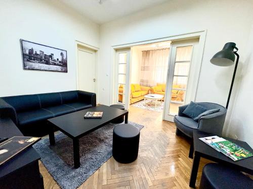 Central spacious 3BD 2BA apartment