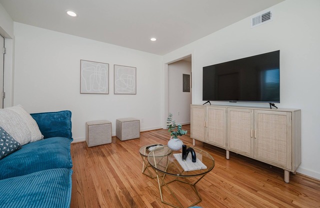 Central Suite B - 2 Bedrooms/King Bed/Parking