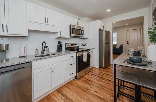 Central Suite D - 2 Bedrooms/King Bed/Parking