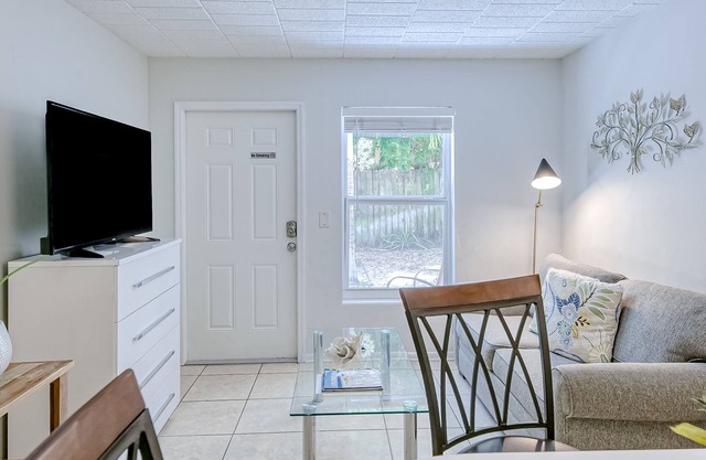 Centrally located gem near the beach with fast WiFi & outdoor seating