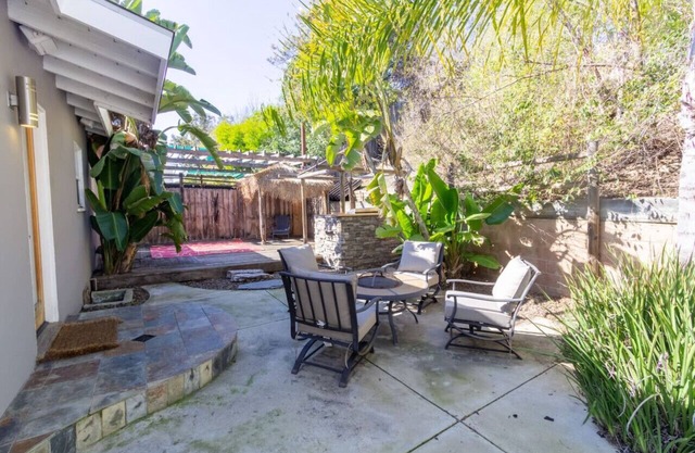 Centrally Located Cottage Near Lake Trails Shops