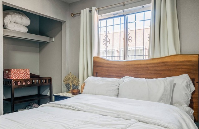 CENTRALLY LOCATED! Freshly renovated Luxe Stay w JettedTub by Uptown