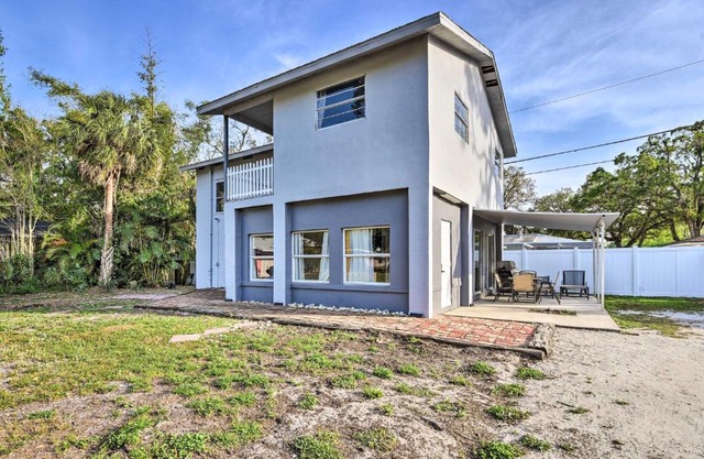 Centrally Located Home - 7 Miles to Siesta Key!