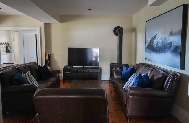 Century home 3 bed with Gas Fireplace/fenced yard and 5 minute walk to Broadway
