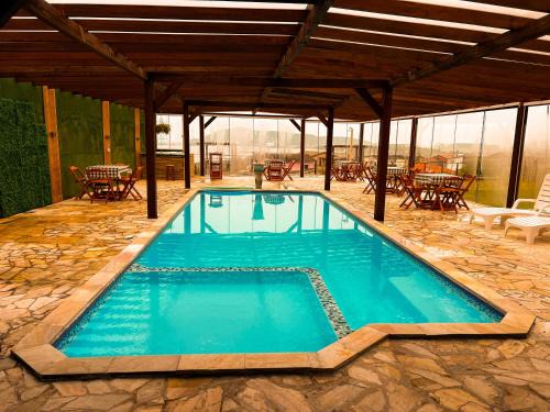 Chalé com Piscina Aquecida - Vista Panorâmica da Praia, a 200m do Mar, Sala de Jogos, Academia e Churrasqueira