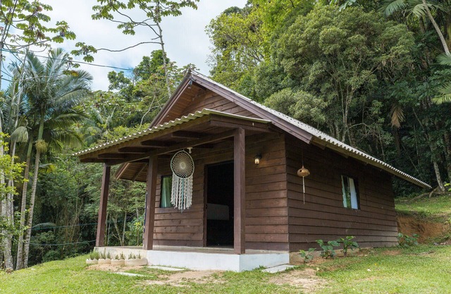 Chalé com Wi-Fi, vista p o lago em meio a natureza