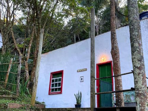Chalé na floresta com varanda