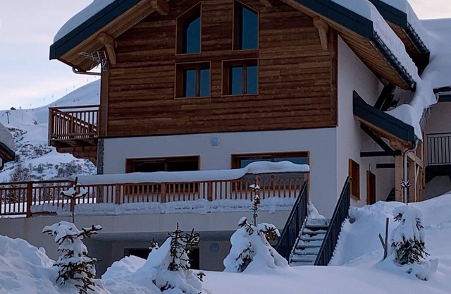 Chalet 'Germain Ski Lodge' with Balcony and Wi-Fi