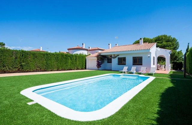 Chalet a pie Cala Forn con piscina