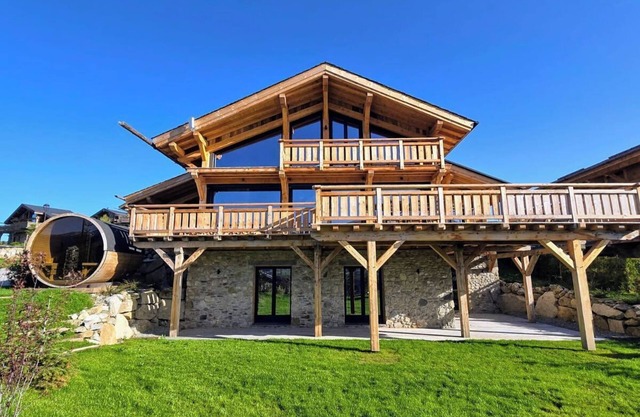 Chalet Aguila 5* (NEW) sleeps 12 - XXL. jacuzzi and panoramic sauna