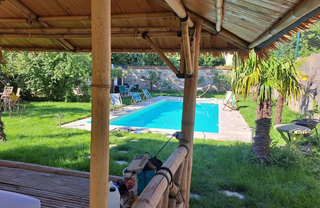 Chalet and straw hut under the stars metro 14 L'Haÿ-les-Roses