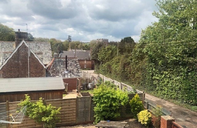 Chalet Bungalow in Poltimore village - near Exeter