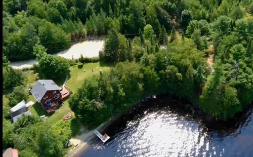 Chalet by the Lake with Beach, Spa, Fire & Pool Table