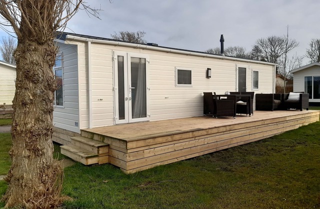 Chalet by Wadden Sea with Sunny Garden