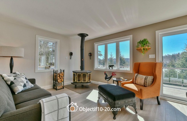 Chalet Douillet sur le Bord du Lac Navigable Papineau