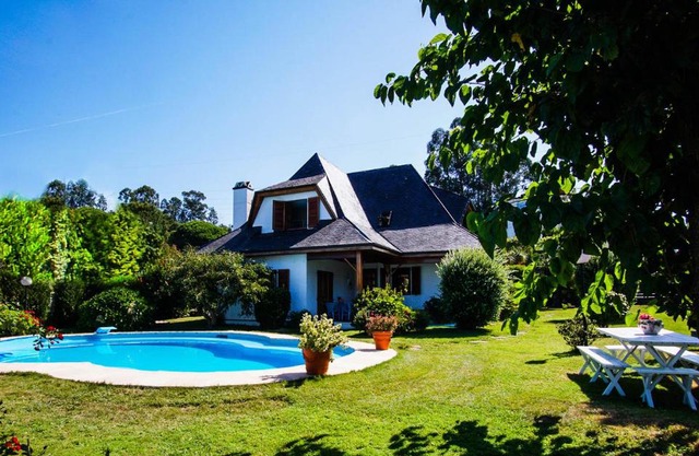 Chalet con piscina y 2000 m de jardín