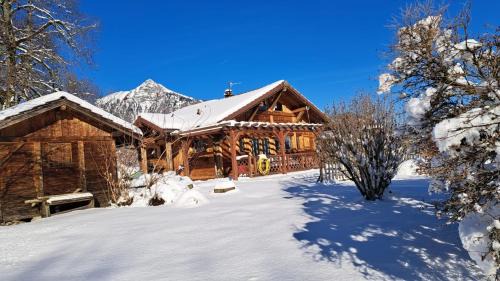 Chalet Cosy avec terrasse plein sud, 2 chambres, au cœur de la Haute-Savoie