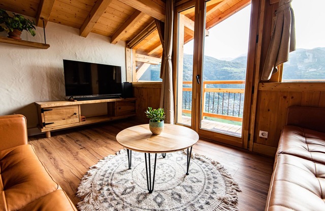 Chalet de Standing facing the mountains