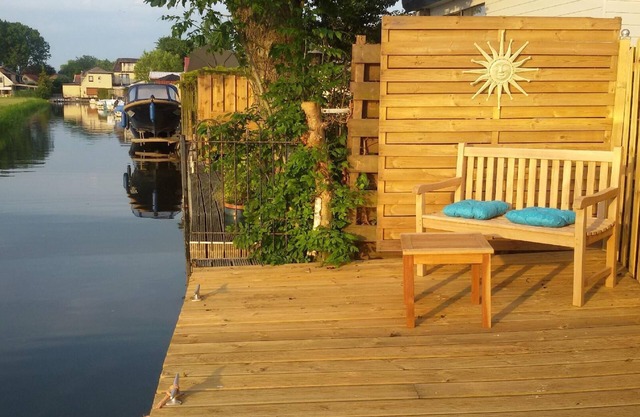 Chalet directly on the canal with its own jetty
