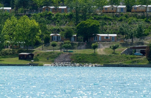 CHALET EDGE OF LAKE GREEN PONCON