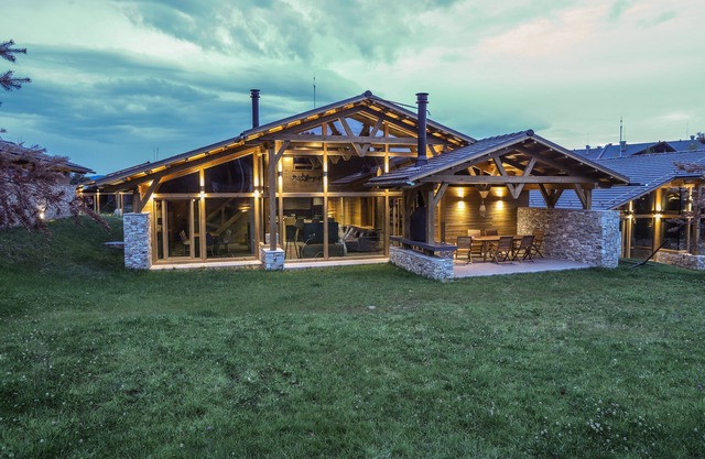 Chalet for up to 10 people with sauna, private home theater and hot tub